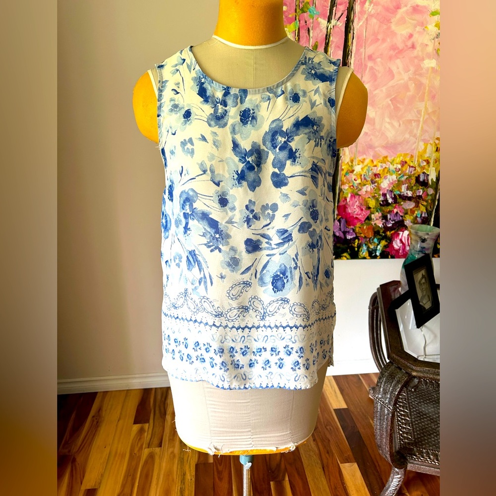 Very pretty Women’s summer blouse. “Skies Are Blue”. EUC, worn twice. Size M